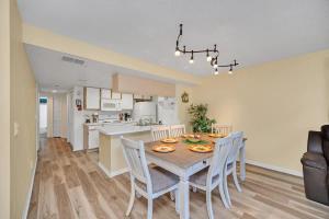 Una cocina y un comedor con mesa y sillas. en Beautiful Royal Palm Bay Condo near Disney, en Kissimmee 27 fotos más
