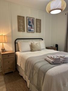 Ένα ή περισσότερα κρεβάτια σε δωμάτιο στο Lake view - private room shared bath