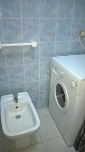 W łazience znajduje się pralka i umywalka. w obiekcie Residence La Colombaia 1. 5/6 Beds w mieście Porto Azzurro