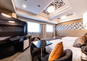 سرير أو أسرّة في غرفة في APA Hotel Higashi Shinjuku Kabukicho Tower