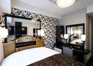 سرير أو أسرّة في غرفة في APA Hotel Higashi Shinjuku Kabukicho Tower