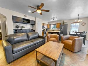 Una sala de estar con un sofá de cuero y una mesa. en 202 Fox Bay Condo by SkyRun Park City, en Heber City