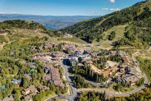 una vista aérea de una ciudad en una montaña en 202 Fox Bay Condo by SkyRun Park City, en Heber City