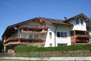 una casa blanca con flores en los balcones en Mein Landhaus, en Burgberg