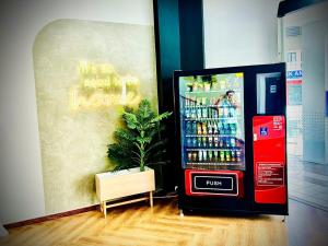 ein Verkaufsautomat mit einer Anlage daneben in der Unterkunft Enclave Business Hotel in Putrajaya