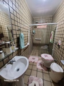 un bagno con lavandino e WC di Casa Charlotte - Barra de Santo Antônio - AL a Barra de Santo Antônio