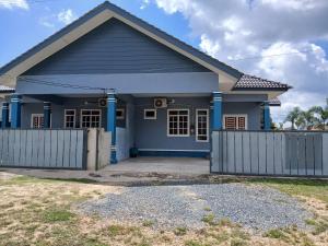a house with a fence in front of it at Hill View Paka Homestay in Paka