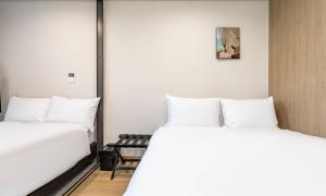 Postel nebo postele na pokoji v ubytování Allzip Archieve4H Residence hotel Busan