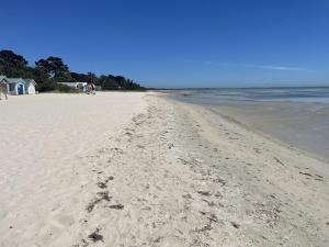 una playa de arena con huellas en la arena en The Sabble Shak, en Capel Sound