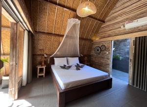吉利阿尔MoonBag Bungalows的一间木屋里有一张床的卧室