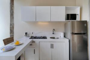 Kuchyň nebo kuchyňský kout v ubytování Villa Nakula Suites