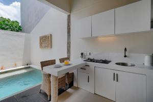 Kuchyň nebo kuchyňský kout v ubytování Villa Nakula Suites