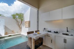 Bazén v ubytování Villa Nakula Suites nebo v jeho okolí