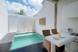 Bazén v ubytování Villa Nakula Suites nebo v jeho okolí