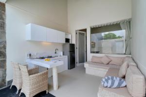 Kuchyň nebo kuchyňský kout v ubytování Villa Nakula Suites
