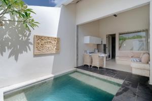 Bazén v ubytování Villa Nakula Suites nebo v jeho okolí