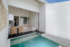 Bazén v ubytování Villa Nakula Suites nebo v jeho okolí