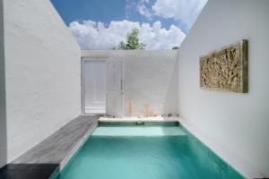 Bazén v ubytování Villa Nakula Suites nebo v jeho okolí