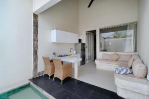 Kuchyň nebo kuchyňský kout v ubytování Villa Nakula Suites