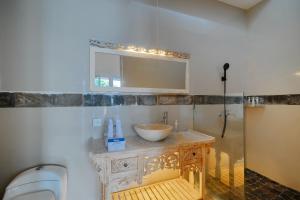 Koupelna v ubytování Villa Nakula Suites