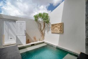 Bazén v ubytování Villa Nakula Suites nebo v jeho okolí + 37 fotografií