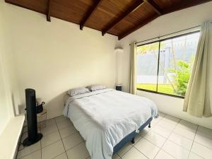 Postelja oz. postelje v sobi nastanitve Charming house 5 min airport with Ac