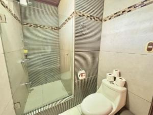 Kopalnica v nastanitvi Charming house 5 min airport with Ac