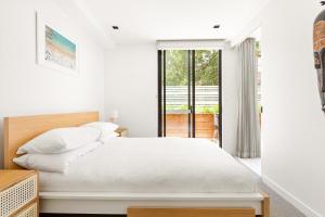 Sleek 2-Bed Apt Metres to Beach客房内的一张或多张床位