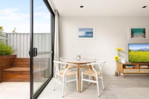 Sleek 2-Bed Apt Metres to Beach的电视和/或娱乐中心