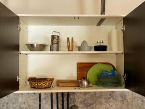 a cupboard with bowls and other kitchen items on it at Refugio Mendoza in Godoy Cruz