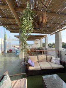 a living room with a couch on a roof at Hotel Isla Vela Paracas in Paracas