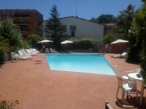 duży basen z leżakami i parasolami w obiekcie Residence La Colombaia 1. 5/6 Beds w mieście Porto Azzurro