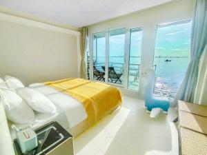 Rúm í herbergi á 格兰岛屿民宿Rock Resort Kohlarn