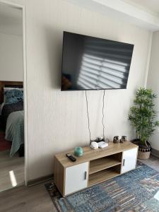 TV a/nebo společenská místnost v ubytování Depto Nuevo Chillan Centro 2D-2B-E privado + 31 fotografií