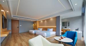 TV a/nebo společenská místnost v ubytování Yangshuo Lakeside Inn