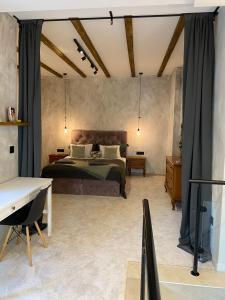 Un dormitorio con una cama y un escritorio. en Courthouse Apartments Slavi, en Sofía