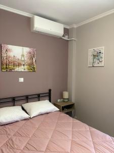 una camera con letto e una foto della torre Eiffel di Chris&Chris Luxury apartment a Mesolongi (Missolungi )
