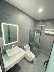 een badkamer met een wastafel, een toilet en een douche bij Golden Hotel in Ho Chi Minh-stad