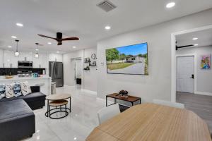 un soggiorno e una cucina con un tavolo e un divano di Hollywood Lux Retreat a Hollywood