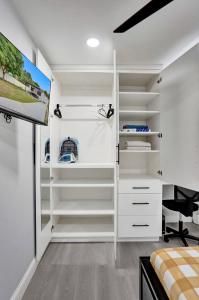 una camera da letto con scaffali bianchi e una TV di Hollywood Lux Retreat a Hollywood