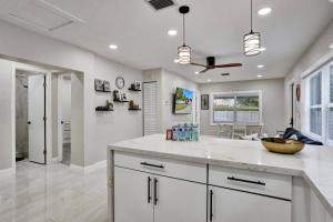 una cucina con piano di lavoro bianco e un soggiorno di Hollywood Lux Retreat a Hollywood