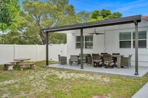 un padiglione con tavolo, sedie e tavolo da picnic di Hollywood Lux Retreat a Hollywood