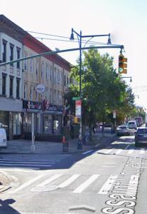 una calle vacía con un semáforo en una calle de la ciudad en IMPERIAL STAY BnB, en Brooklyn