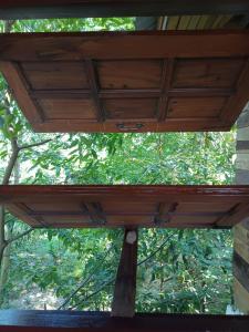 Napahong forest camp的阳台或露台