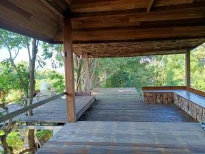Napahong forest camp的阳台或露台