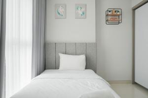 Postel nebo postele na pokoji v ubytování Luxury Design 2BR at Ciputra International Apartment By Travelio + 13 fotografií