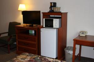 TV at/o entertainment center sa Gladstone Inn and Suites