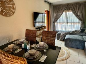 Ένα ή περισσότερα κρεβάτια σε δωμάτιο στο Scenic Getaway in San Lameer Estate - 2 PAX - Superior Villa