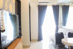 Телевизор и/или развлекательный центр в Great Deal and Nice 2BR Citra Living Apartment By Travelio