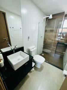 Un baño con lavabo, inodoro y ducha. en Flat no Maui - Beira-mar - Tamandaré - Carneiros, en Tamandaré